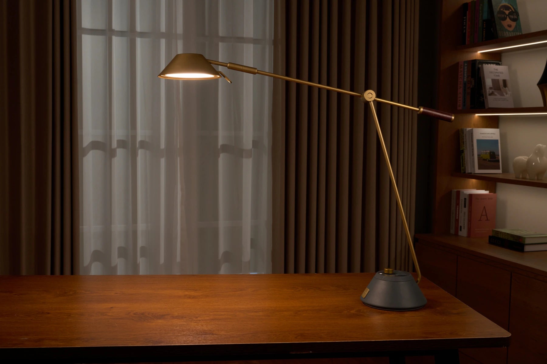 Complete SOLA Desk with copper-finished articulated arm and dark base on a wooden desk